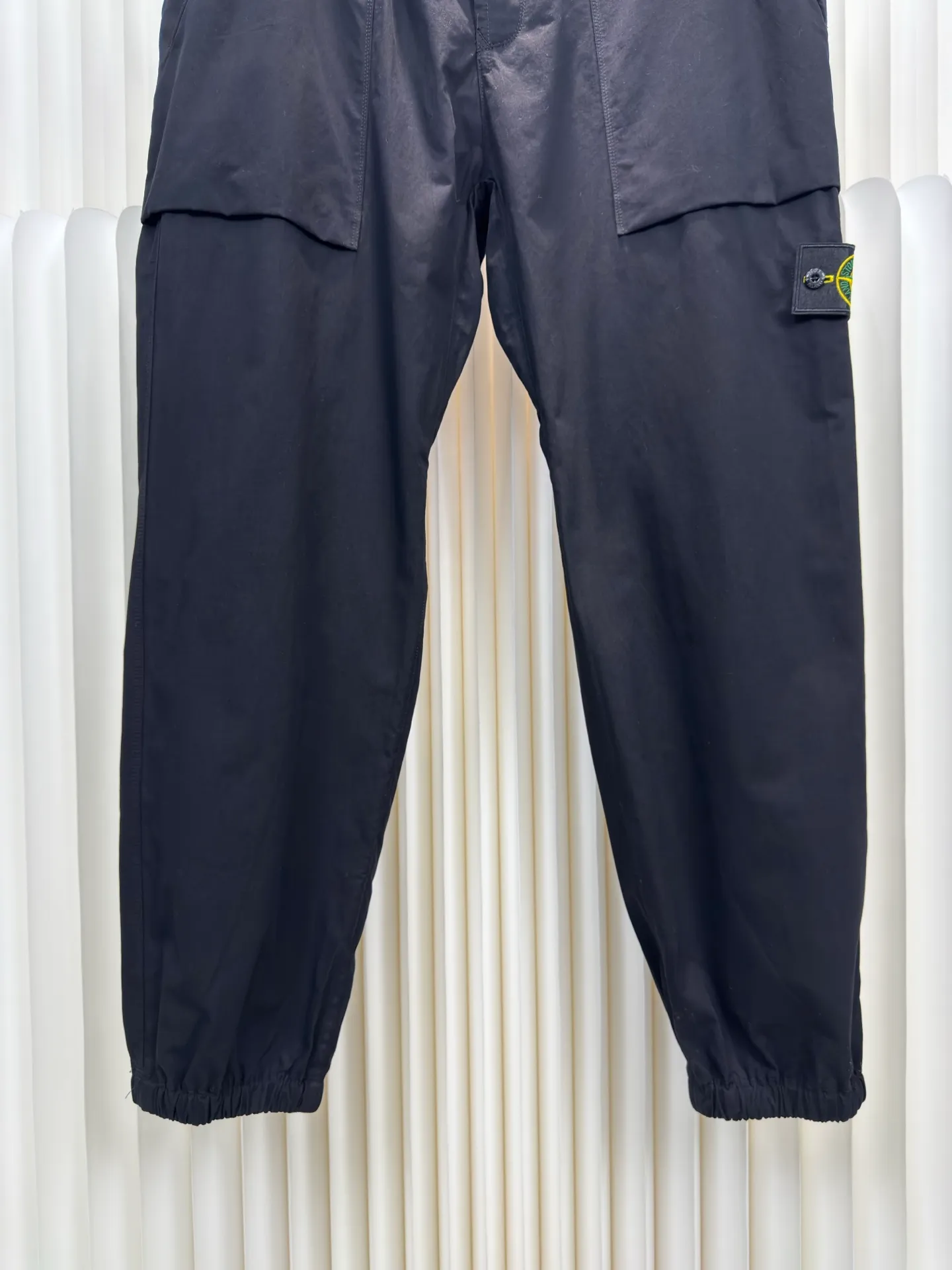 P450 Stonelsland emblem casual trousers, genuine version - physical counter - top luxury quality 🆚Instant sale of all versions on the market. Customized Yunmian Yixu moisture-permeable soft satin, refreshing and breathable, comfortable and skin-friendly. The black base is calm and atmospheric. The iconic Stonesland emblem on the side of the trousers is like a unique medal, highlighting the brand's imprint. Abandoning complexity, simple lines outline a neat version, and outline a casual and free style. Calmly interpret a unique style chapter. Size: 34 36 38 40